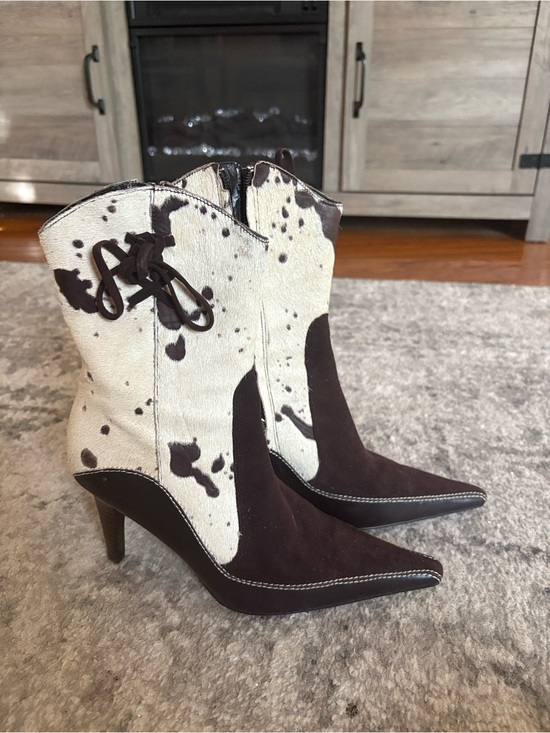 Vis a Vie Shoes - Western-Inspired Pointed Toe Ankle Boots in Brown & Cream